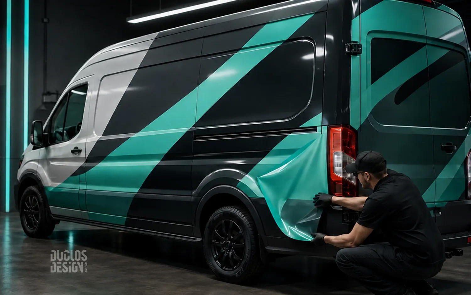 Instalación de gráfica vehicular profesional en un utilitario de empresa